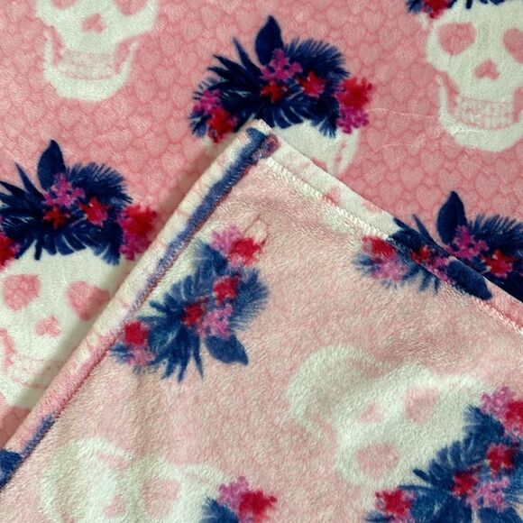 Betsey Johnson Oversized Plush Throw Skull Pink 70” X 50” - Picture 5 of 10